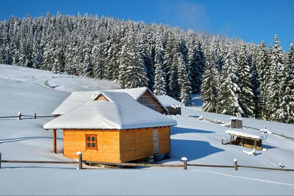 Drewniany Domek W Zimowej Scenerii”